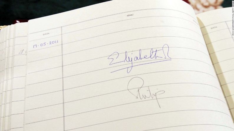 En esta fotografía aparece la firma de la reina en un libro de visitantes en el Áras an Uachtaráin —la casa oficial del presidente de Irlanda en Dublín—, en mayo de 2011.