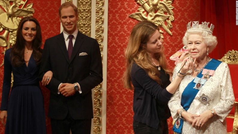 El museo de Madame Tussauds en Londres reveló la figura de cera de la reina Isabel II (y de los duques de Cambridge) en mayo de 2012.