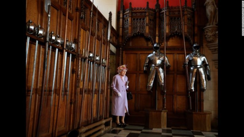 La reina ingresa al Gran Salón del Castillo de Edimburgo luego de asistir a un servicio que conmemoraba la guerra nacional escocesa, en julio de 2014.