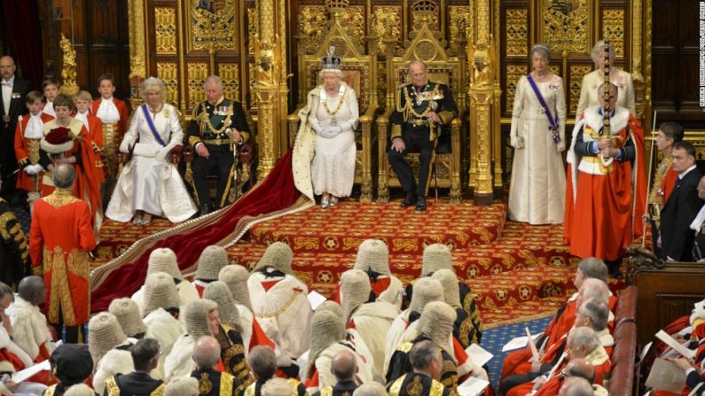 La reina espera para dar su discurso durante la ceremonia anual de apertura del Parlamento, el 27 de mayo de 2015.