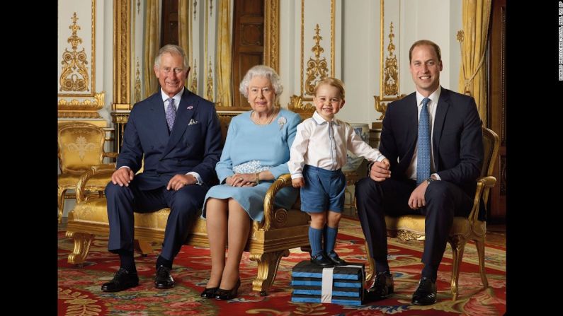 El príncipe Jorge se sube en unos bloques de espuma para una fotografía familiar especial. La foto presenta a cuatro generaciones de la Casa de Windsor y fue comisionada por el Correo Real para una serie de estampillas que conmemoran el cumpleaños número 90 de la reina, ocurrido el 21 de abril del 2016.