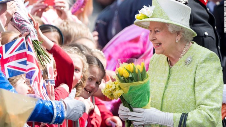 La reina Isabel II saluda a la multitud durante la celebración de su cumpleaños número 90 en Windsor, Inglaterra, el 21 de abril de 2016.