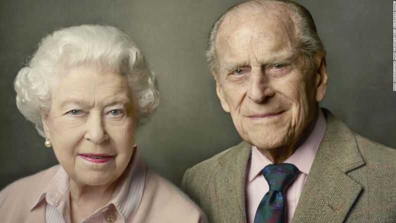 El 10 de junio del 2016, el Palacio de Buckingham dio a conocer una nueva fotografía oficial para celebrar el cumpleaños 90 de la reina. En ella aparecen la monarca británica y el príncipe Felipe en el Castillo de Windsor, justo antes de la celebración de la Pascua.