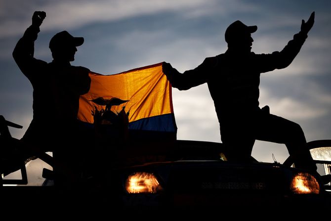 Sebastian Guayasamín de Ecuador posó para las cámaras con una bandera de su país en el lanzamiento de la carrera el primero de enero de 2017.