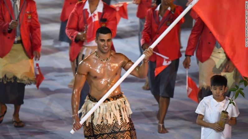 El cubrirse en aceite de coco y vestir un traje tradicional es un homenaje a sus ancestros.