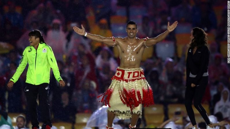 El cubrirse en aceite de coco y vestir un traje tradicional es un homenaje a sus ancestros.