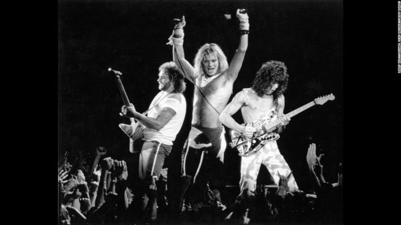 Van Halen — Los miembros principales de esta banda —los hermanos Eddie, en la guitarra (a la derecha) y Alex Van Halen, en la batería— nacieron en Países Bajos antes de que su familia se mudara al sur de California. En 1978 se reunieron con el bajista Michael Anthony (a la izquierda) y con el cantante David Lee Roth (al centro) y lanzaron su álbum debut. Inmediatamente la revista Guitar Magazin nombró a Eddie Van Halen “el guitarrista estadounidense más influyente desde Jimmy Hendrix”. Luego de varios álbumes muy exitosos, Roth y la banda tomaron caminos en diferentes 1985, y el cantante fue remplazado por Sammy Hagar, quien ayudó a la banda a seguir con su éxito. Recientemente la banda empezó a hacer giras con Roth y con el hijo de Van Halen, Wolfgang, en el bajo. Esta banda ha vendido 56 millones de copias en Estados Unidos.