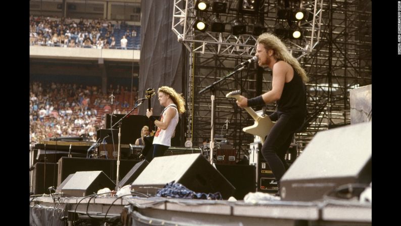 Metallica — Esta banda de trash metal formada en Los Ángeles en 1981 estaba compuesta por el baterista danés (también actor) Lars Ulrich y por el guitarrista/compositor y cantante James Hatfield (a la derecha). Más adelante el guitarrista y compositor Kirk Hammett se unió a la banda, así como el bajista Jason Newsted (a la izquierda), quien dejó la banda en 2001. Su álbum de 1991 ‘Metallica’ (también conocido como the Black Album) incluye la incónica canción ‘Enter Sandman’. Ese ha sido el álbum más popular de la banda y ha vendido 16 millones de unidades en Estados Unidos. A nivel nacional la banda ha vendido 62 millones de copias, según la RIAA.