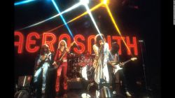 Aerosmith — Estos rockeros del Salón de la Fama del Rock and Roll salieron de Boston en 1970 y han popularizado canciones como ‘Dream On’ y ’Sweet Emotion’. La banda está compuesta por el guitarrista Brad Whitford; el bajista Tom Hamilton, el baterista Joey Kramer, el cantante y compositor Steven Tyler y en la guitarra principal el guitarrista y escritor Joe Perry. En 1986 colaboraron con la banda Run-DMC, creando una versión rap/rock de su canción ‘Walk This Way’. Más tarde la agrupación anotó otros éxitos con álbumes como ‘Pump’ y ‘Get a Grip’. Aerosmith ha vendido 66,5 millones de unidades en Estados Unidos, según la Asociación de la Industria de la Grabación de Estados Unidos.