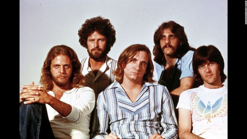 The Eagles — Durante la década de 1970 The Eagles popularizó tantas canciones que su compilación de grandes éxitos vendió más álbumes en los Estados Unidos que cualquier otro, excepto por ‘Thriller’ de Michael Jackson. Esta banda ha vendido 101 millones de unidades en Estados Unidos, según RIAA.