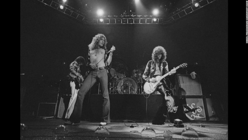 Led Zeppelin — Una de las primeras bandas de heavy metal de la historia, Led Zeppelin, se formó en Inglaterra en 1968. El guitarrista Jimmy Page, junto al bajista John Paul Jones, el cantante Robert Plant y el baterista John Bonham —que murió en 1980— llegaron al Salón de la Fama del Rock and Roll en 1995 y recibieron un Grammy a su trayectoria musical en 2005. Algunas de sus canciones más reconocidas son ‘Whole Lotta Love’, ‘Black Dog’ y la reconocida ‘Stairway to Heaven’. La banda vendió 111,5 millones de discos en Estados Unidos, según RIAA. El álbum de la banda conocido como “Led Zeppelin IV” vendió 23 millones de copias en todo el país.