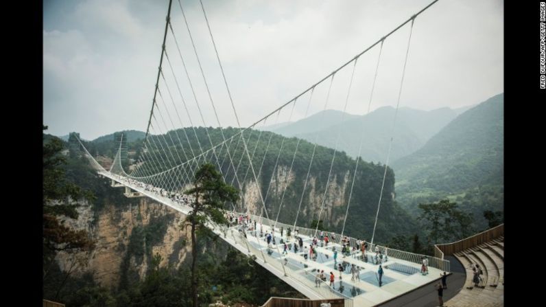 La firma de arquitectura israelí Haim Dotan nunca les ha temido a los grandes retos. Y este sí que es uno de ellos. Se trata del Puente de Vidrio del Gran Cañón de Zhangjiajie (China), inspirado en la película Avatar y en su mundo ficcional. El puente colgante está formado de paneles de vidrio y podrá sostener hasta 800 personas al tiempo. El puente ya había sido abierto, en agosto de 2016, pero la dicha duró poco por la "abrumadora cantidad de visitantes". Cuando se reabra, en el 2017, será el puente peatonal de vidrio más largo del mundo.