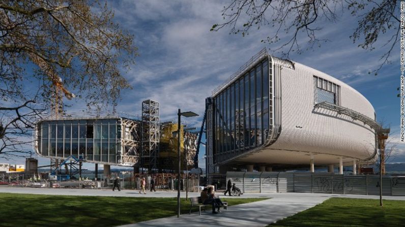 El Centro Botín será un centro de arte, cultura y educación en Santander (España) diseñado por Renzo Piano Building Workshop, en colaboración con la firma Luis Vidal + Architects, de Madrid. Construido sobre lo que antes era un estacionamiento, espera reconectar al público con el agua y transformar la zona portuaria industrial de la ciudad. La idea es que la mitad de la construcción sea sobre la tierra y la otra mitad esté suspendida sobre el agua.