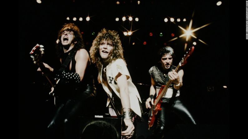 Bon Jovi — Liderada por el cantante y compositor Jon Bon Jovi, al centro, estos chicos atrajeron la atención en 1980 con su muy vendido álbum ‘Slippery When Wet’, que incluía éxitos como ‘Livin’ on a Player’, ‘You Give Love a Bad Name’ y ‘Wanted Dead or Alive’. Bon Jovi ha vendido 34,5 unidades en los Estados Unidos, según RIAA.