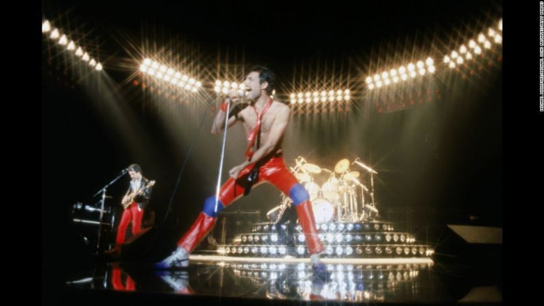 Queen — Formada en 1970, este cuarteto es ampliamente considerado entre las bandas de rock más importantes de todos los tiempos. Entre sus mejores canciones están ‘Crazy Little Thing Called Love’, ‘We Will Rock You/We Are the Champions’ y la pieza maestra de Queen, ‘Bohemian Rhapsody’. La banda —compuesta por el cantante y compositor Freddie Mercury, el bajista John Deacon, el baterista Roger Taylor y el guitarrista Brian May— vendió 34,5 millones de unidades en Estados Unidos, según la Asociación de la Industria de la Grabación.