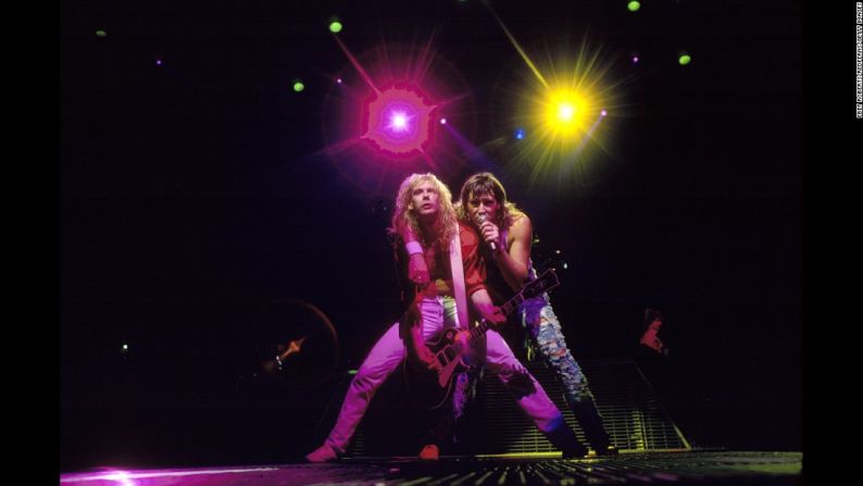 Def Leppard — Los éxitos de esta banda inglesa de 1980 incluyen ‘Photograph’, ‘Rock of Ages’ y ‘Pour Some Sugar on Me’; esos álbumes los ayudaron a vender 35 millones de unidades en Estados Unidos desde el lanzamiento de su primer álbum en 1979, según RIAA.