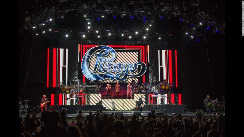 Chicago — En 1967 varios músicos amigos de Chicago formaron una banda que eventualmente continuaría durante medio siglo más. Chicago Transit Authority, que acortó su nombre a 'Chicago', creó una serie de éxitos que dominarían el top 40 de la radio en las décadas de los 70 y 80, con canciones como ‘25 or 6 to 4’, ‘Just You and Me’, ‘If You Leave Me Now’and ‘Hard to Say I’m Sorry’. La banda ha vendido 38,5 millones de unidades en Estados Unidos, según RIAA.