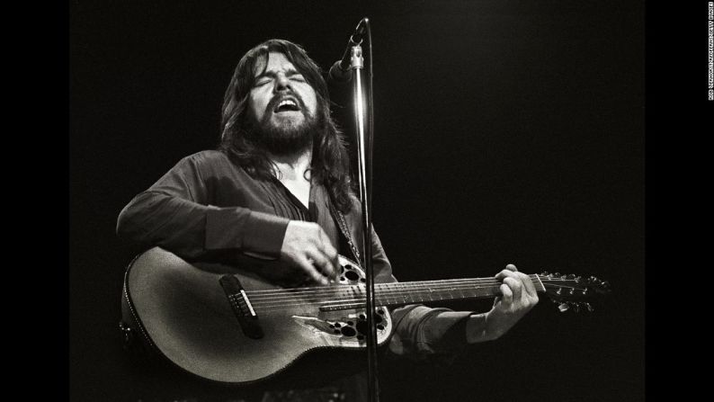 Bob Seger and the Silver Bullet Band — Un gran compositor, una voz inconfundible y giras constantes tempranas en su carrera ayudaron a ‘Bob Seger and his Silver Bullet Band’ a ganar un espacio en los corazones de los fanáticos del Rock n’ Roll. En 1976, el álbum ‘Live Bullet’ —grabado en la ciudad natal de Seger, Detriot, Michigan, fue calificado como uno de los mejores álbumes de rock de todos los tiempos. Su álbum ‘Stranger in Town’ hizo que Seger se volviera famoso internacionalmente con canciones como ‘Old Time Rock and Roll’ y ‘We've Got Tonight’ que contribuyeron a que Seger vendiera 43,5 millones de unidades en Estados Unidos, según la Asociación de la Industria de la Grabación de Estados Unidos.