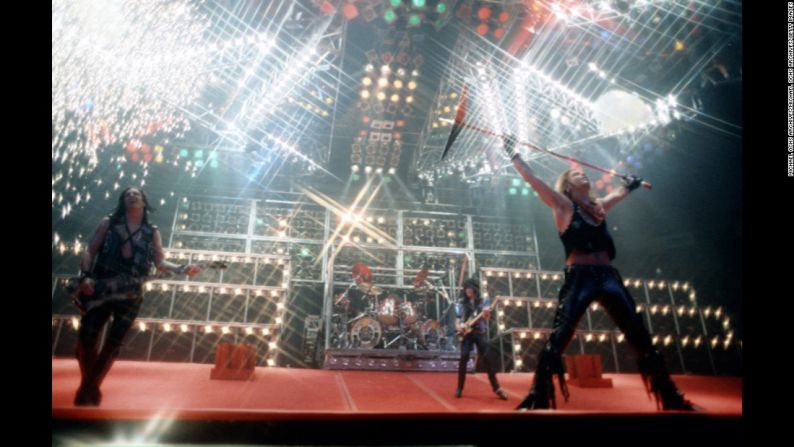 Mötley Crüe – Llegando a lo más alto de la escena del glam metal en Los Ángeles en 1980, Mötley Crüe –integrada por el baterista Tommy Lee, el guitarrista Mick Mars, el bajista Nikki Sixx y el cantante Vince Neil— llegaron al top 40 con su convén de Brownsville Station ‘Smokin' in the Boys Room’ y ‘Without you’. Esta banda ha vendido 25 millones de unidades en Estados Unidos, según RIAA.