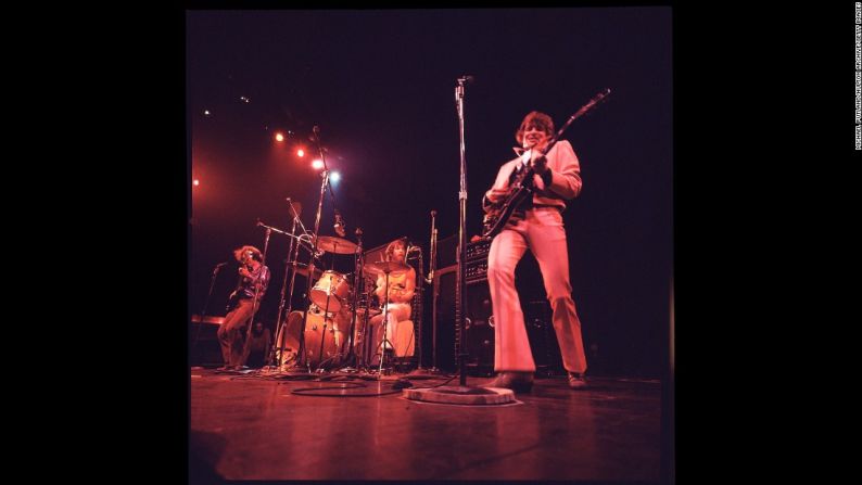 Creedence Clearwater Revival – Los rockeros con influencias del blues de Creedence Clearwater Revival contribuyeron a la banda sonora de los movimientos sociales de Estados Unidos a finales de la década de 1960 e inicios de 1970 con canciones populares como “Who’ll Stop the Rain’, ‘Bad Moon Rising’, ‘Fortuna Son’ y ‘Proud Mary’. CCR ha vendido 28 millones de copias en Estados Unidos, según RIAA.