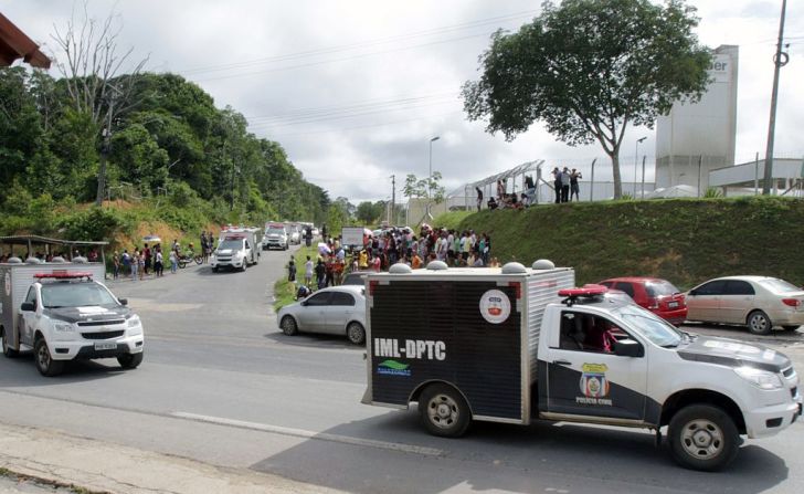 Vehículos del Instituto de Medicina Legal trasladan los cuerpos de los presos fallecidos durante el motín en la cárcel Anisio Jobim.