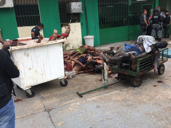 La policía militar recoge los cadáveres de los presos muertos durante el motín en la cárcel Anisio Jobim.