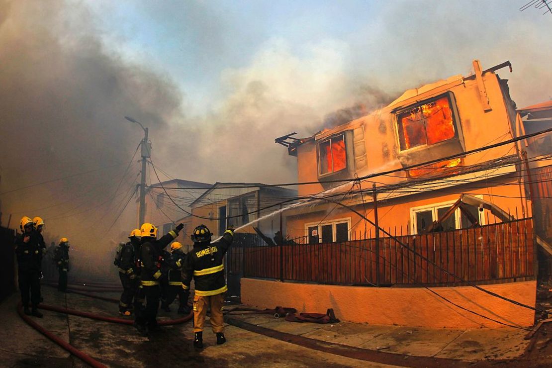 Bomberos trabajan para extinguir las llamas en Valparaíso.