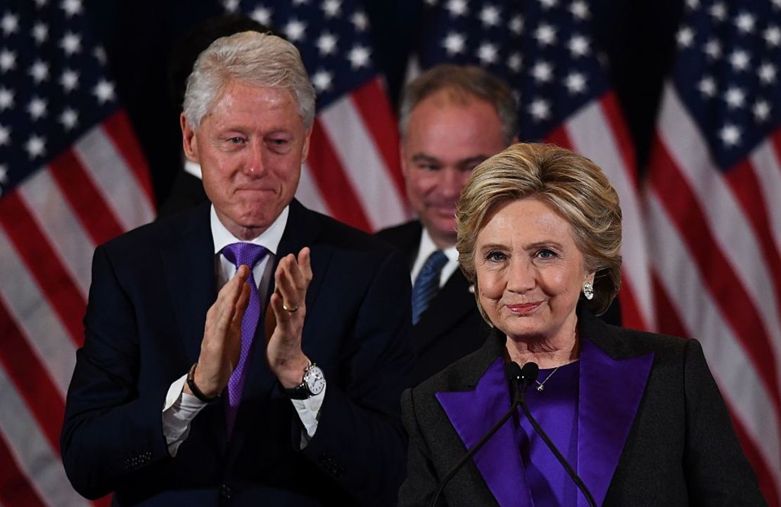 Bill y Hillary Clinton durante el discurso de la excandidata tras su derrota en las urnas.