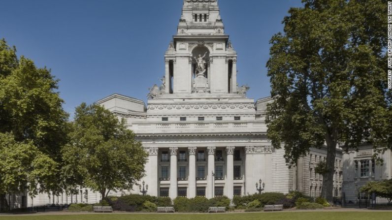 El Four Seasons Hotel London en Ten Trinity Square está en un edificio construido en 1922. Tiene un spa de 18.000 pies cuadrados, inspirado en el Imperio Romano y con 'hamman' (baño turco), sauna y salón de uñas; además, un restaurante manejado por la chef con estrella Michelin Anne-Sophie Pic.