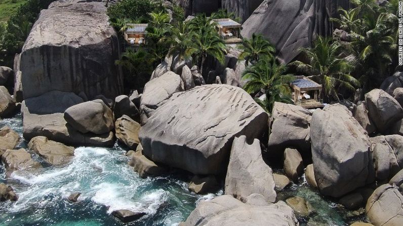 El Hotel Six Senses Zil Pasyon está en la lejana isla de piedra de granito Félicité (Seychelles, África). Es ecológico, tiene una refinería para el agua potable, una granja de pollos y un jardín orgánico para fomentar la sostenibilidad.