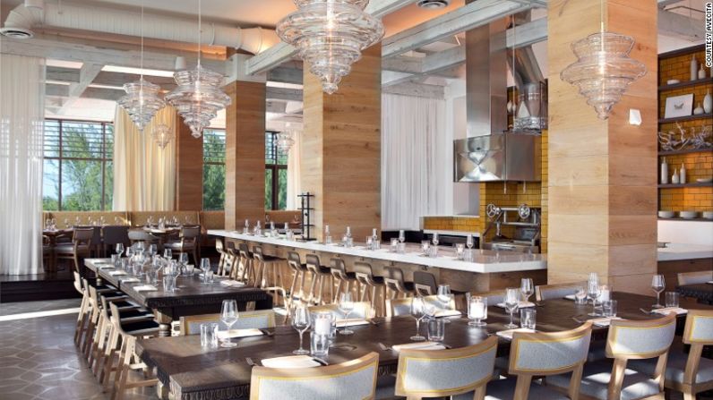 Avecita, Kimpton Seafire, Gran Caimán — 'Avecita' es el bar del chef que tiene 10 sillas —dentro del restaurante principal del resort— que ofrece una experiencia gourmet de cerca de 15 platos pequeños que son preparados en frente de los clientes.