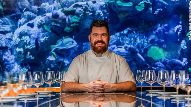 Nathan Outlaw en Al Mahara, Burj Al Arab, Dubai — Con un acuario gigante que va del piso a la pared y más de 30 clases de peces en el interior, el restaurante ofrece una experiencia “de inmersión” durante la cena.