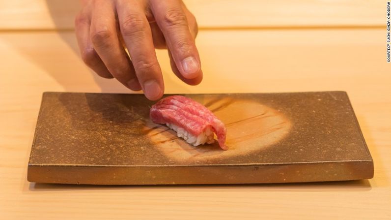 Sushi Ginza Onodera, Los Ángeles: Los aficionados a la comida en el oeste de Hollywood estarán felices. El exitoso restaurante asiático 'Sushi Ginza Onodera' hizo de Los Ángeles su segundo hogar en Estados Unidos. El pescado usado en el restaurante es completamente salvaje —nunca de criaderos— y lo envían diariamente desde Japón.