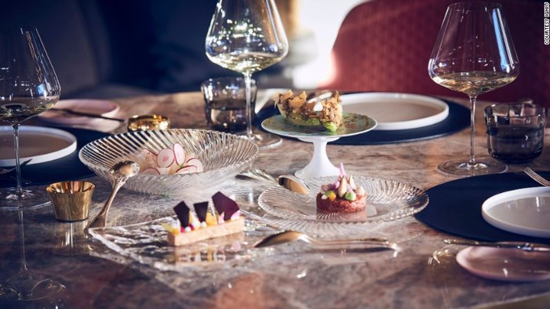 IGNIV, St. Moritz, Suiza — El Badrutt Palace, un lujoso hotel en St. Moritz, tiene ahora un restaurante liderado por el chef Andreas Caminada, calificado con tres estrellas Michelin.