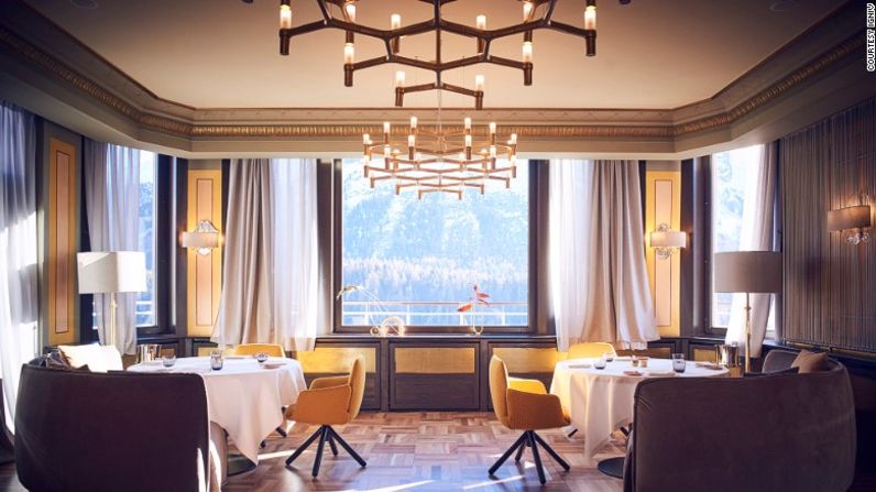 IGNIV, St. Moritz, Suiza — A pesar de ser un lugar muy elegante para comer, la vibra de este lugar no es pretenciosa. Los platos de comida se pasan alrededor de la mesa, con un estilo familiar.