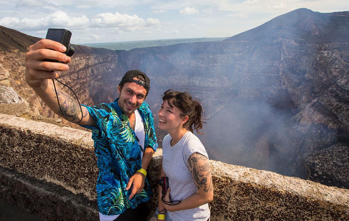 Turistas se toman una selfie en el cráter del Volcán Masaya, a casi 30 kilómetros de Managua.