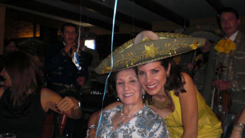 Patricia celebrando el cumpleaños de su mamá Zunilda en 2010. "He entrevistado a la mayoría de los líderes políticos y mandatarios de nuestra América Latina durante las últimas tres décadas. Para mi grata sorpresa, la entrevista que sigue grabada en el corazón de muchos de nuestros televidentes es la entrevista que le hice a mi mamá para un programa especial del día de la madre. Es maravilloso ver como aún seis años después de haberse transmitido, mucha gente en hoteles, aeropuertos y en mis viajes a la región se me acerca para ofrecerme un comentario cariñoso sobre esa charla genuina, sincera y cargada de amor que tanto nos conmovió. Al final de la entrevista sucedió lo único que antes de la entrevista nos propusimos evitar: mi mamá y yo fundidas en un abrazo apretado por las lágrimas de la alegría, el respeto y la admiración. Ese abrazo que en la distancia y con el paso del tiempo se añora con más fuerza".