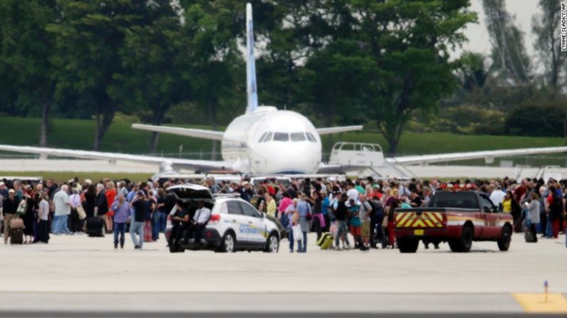 Pasajeros en una pista del aeropuerto de Fort Lauderdale, tras el tiroteo que ocurrió este viernes.