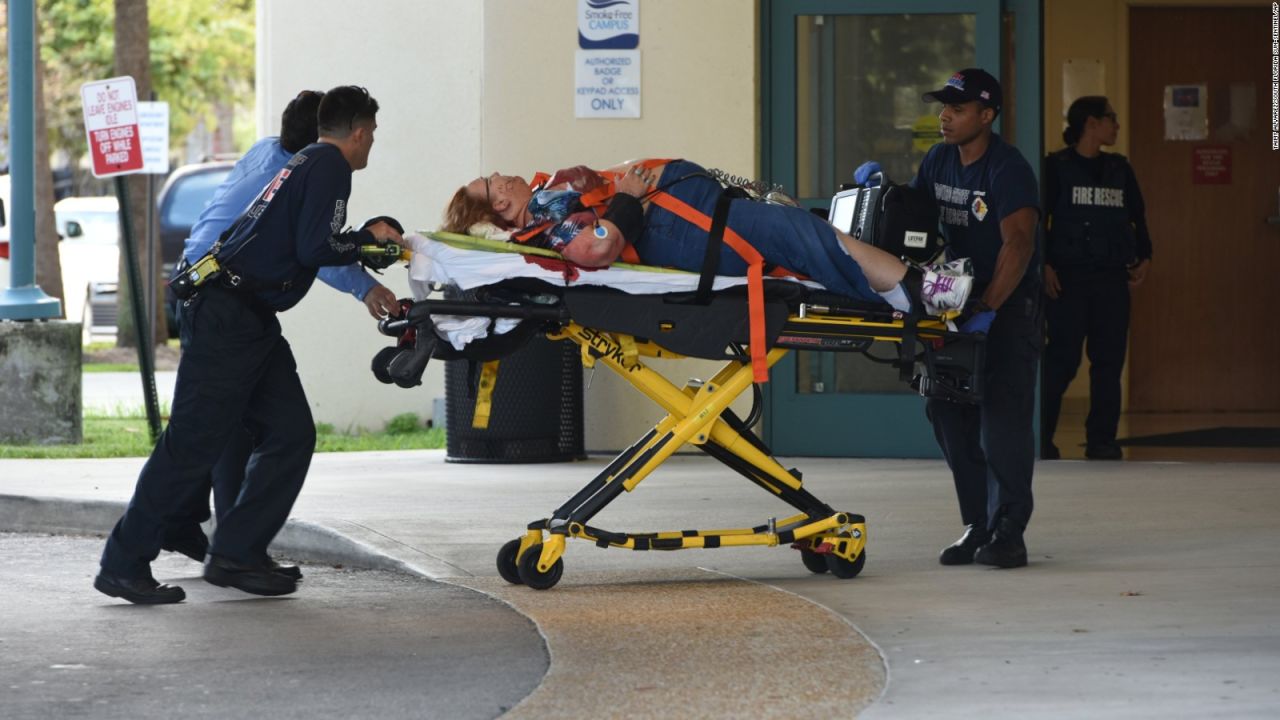 Una de las víctimas del tiroteo en el aeropuerto de Fort Lauderdale es trasladada al hospital. Hasta el momento se reportan cinco muertos y ocho heridos.