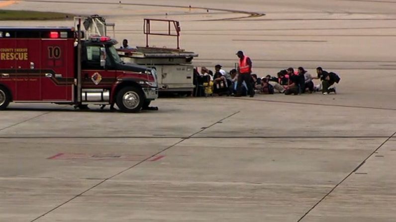 Pasajeros se refugian en una de las pistas del aeropuerto de Fort Lauderdale