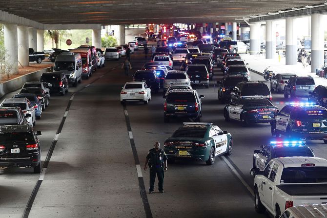 Partes del aeropuerto de Fort Lauderdale fueron evacuadas este viernes debido a un incidente de seguridad. Las autoridades llegaron para atender el tiroteo.