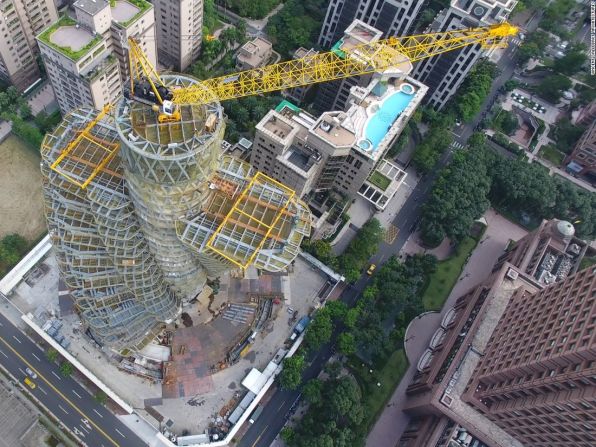 El complejo de apartamentos de 21 pisos también está construido para que sus residentes ahorren en consumo de energía. El diseño utiliza la luz y la ventilación natural e incluye un sistema de reciclaje de agua lluvia y paneles solares en la azotea.