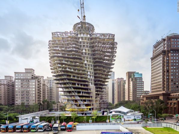 La torre gira 4,5 grados en cada piso y permite tener vistas panorámicas del horizonte de Taipei, capital de Taiwán.