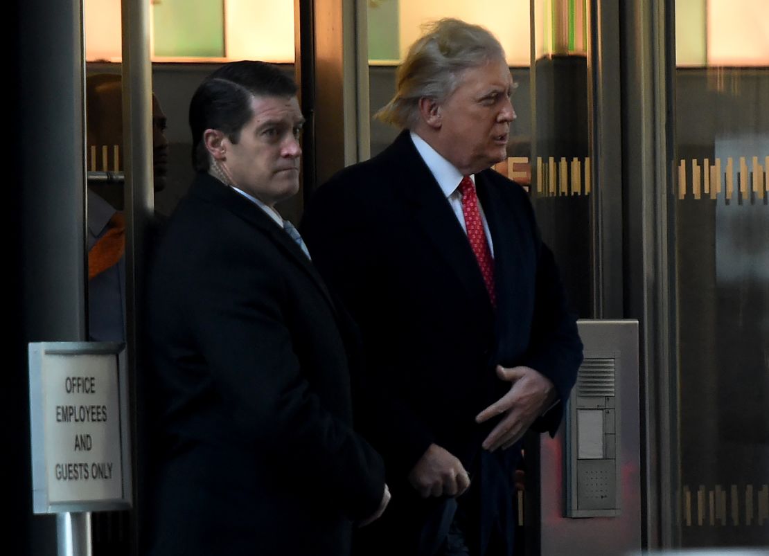 Donald Trump sale del One World Trade Center, de Nueva York, tras una reunión con editores de Condé Nast el 6 de enero.