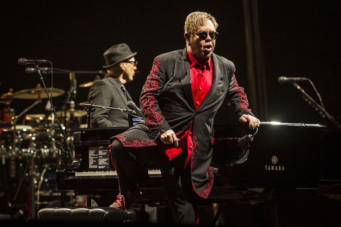 British singer-songwriter and composer, Sir Elton John performs on stage a the Ziggo Dome in Amsterdam November 22, 2016. / AFP / ANP / Paul Bergen / Netherlands OUT