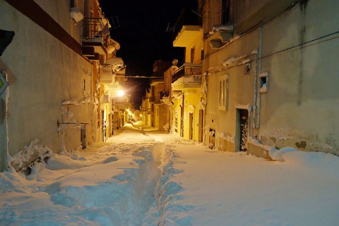 Una calle cubierta de nieve en Santeramo en Collel al sur de Italia. Europa está viviendo una ola de frío polar sin precedentes, que está complicando la situación de los refugiados en países como Italia, Grecia y Turquía.