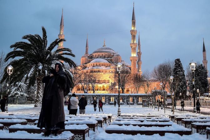 Imagen poco habitual de las inmediaciones de la Mezquita Azul, en Estambul. La nieve se acumula en las calles de la ciudad turca, provocando la cancelación de cientos de vuelos.