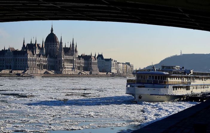 El hielo cubre el agua del Danubio frente al Parlamento de Hungría, en Budapest. Las temperaturas en la capital húngara llegaron a los menos 18,6 grados centígrados.