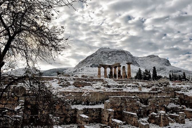 Otra imagen inusual: el sitio arqueológico de Antigua Corinto, con el Templo de Apolo cubierto de nieve, a solo unos 80 kilómetros al oeste de Atenas.