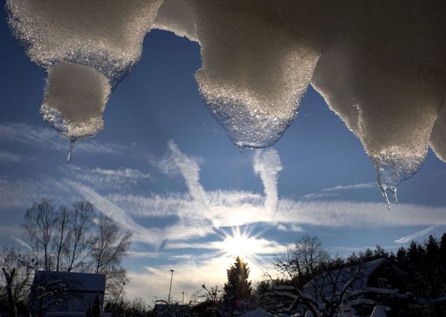 En el área de Moscú, las temperaturas alcanzaron los 27 grados bajo cero. En la imagen, el hielo cuelga del tejado de una casa a las afueras de la capital rusa.